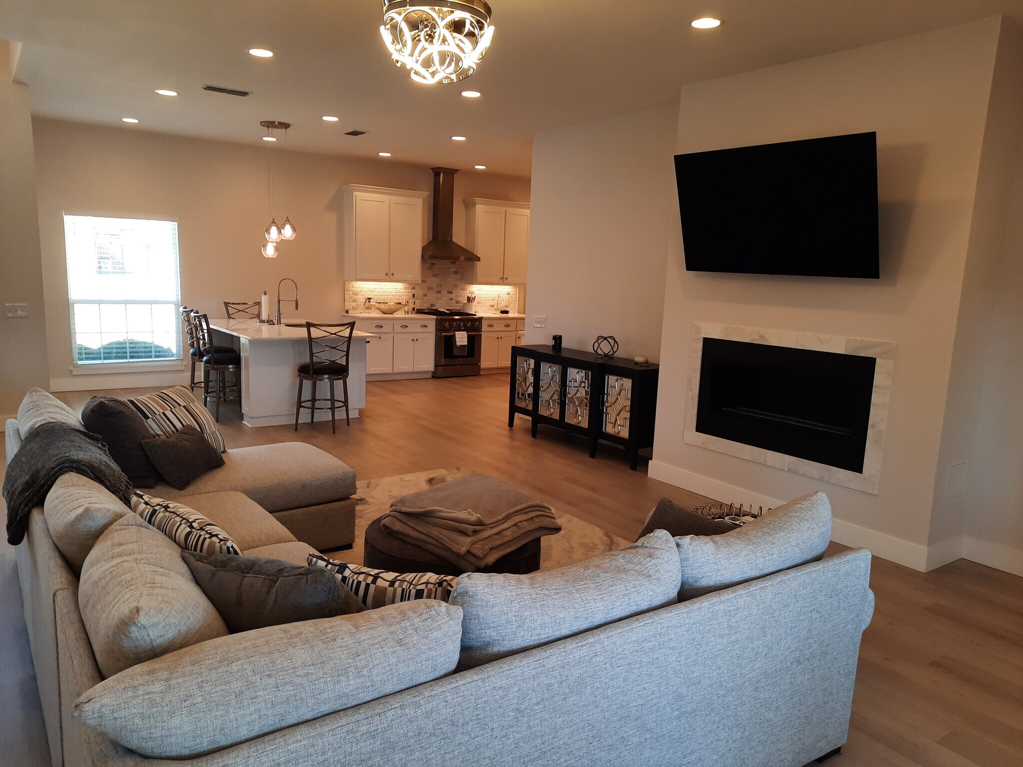 Building Photo - 1735 Woodridge Dr