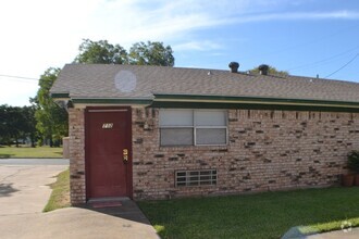 Building Photo - Half Duplex 2 Bedrooms 1 Bath For Lease in...