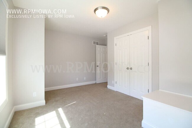 Building Photo - UPDATED KITCHEN!! 3 Bedroom, 2.5 Bath Home...