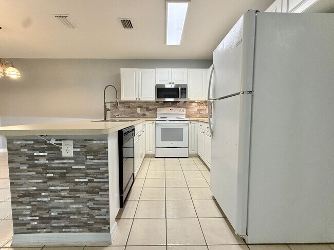 Building Photo - 2BR 2BA Updated Duplex in Sebastian Highlands