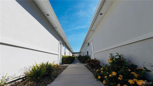 Building Photo - 24 Carlisle Ave