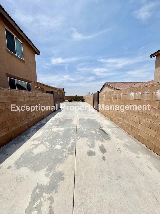 Building Photo - 16265 Plum St
