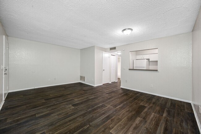 Building Photo - Spacious 1 Bed-1Bath apartment in the hear...