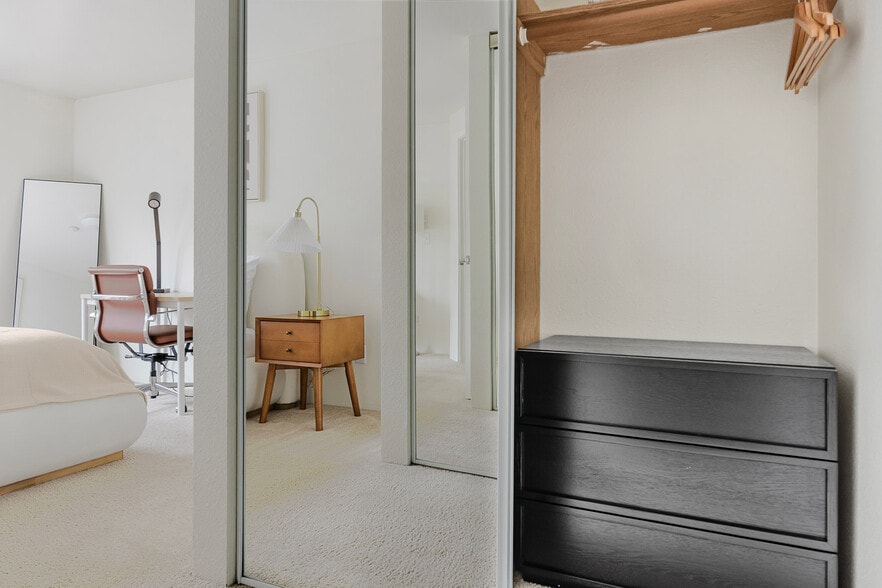 Building Photo - 15606 NE 40th St