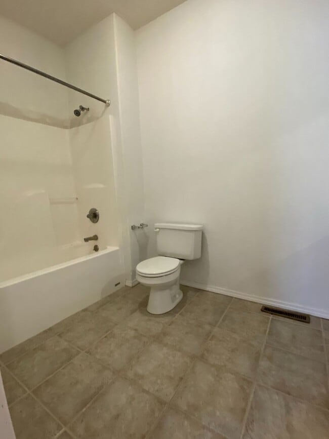 Building Photo - Beautiful 3 Bedroom, 2.5 Bathroom Condo