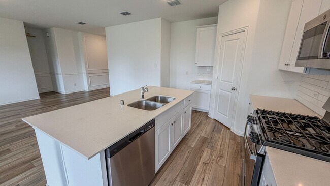 Building Photo - **MOVE IN READY HOME**