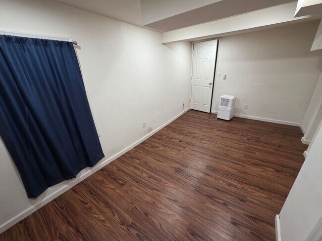 Building Photo - 3 Bedroom and 2 Full Bathroom Single Family Home