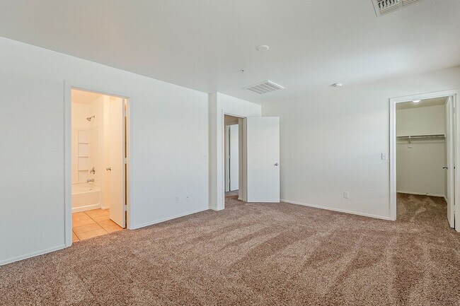 Building Photo - Beautiful Townhome in Phoenix Arizona