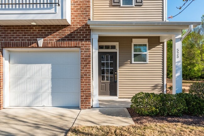 Building Photo - Well Maintained End Unit Townhome with Community Pool! Available July 14th!