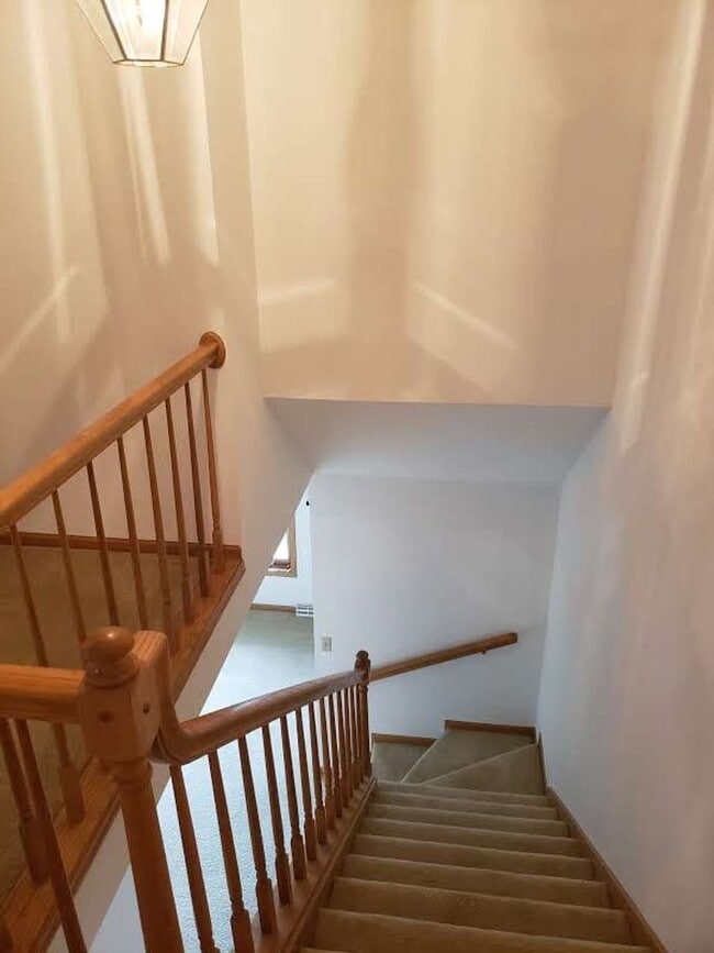 Building Photo - Spacious 3 bedroom, 2 1/2 bath Duplex