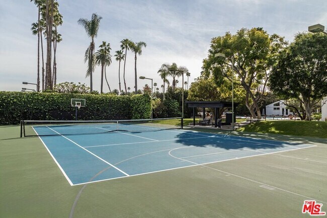 Building Photo - 624 N Beverly Dr