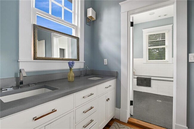 Building Photo - 635 Bonaventure Ave NE