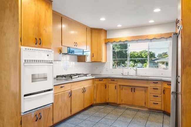 Building Photo - 5651 N Bryn Mawr St