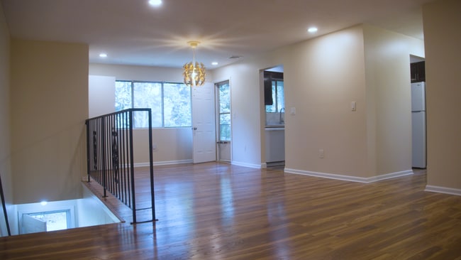 Building Photo - 140 Thompson St