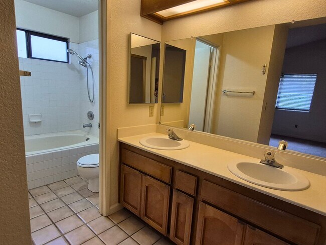 Building Photo - Adorable 3 bedroom 2 bath home