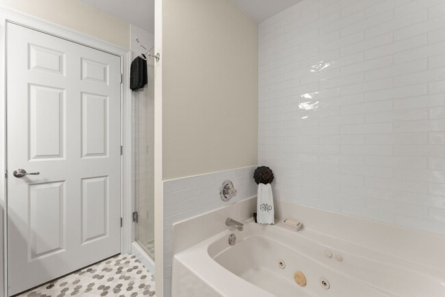 Building Photo - Charming, Step-Less 2 bedroom home with Private Patio Near Lake Lanier