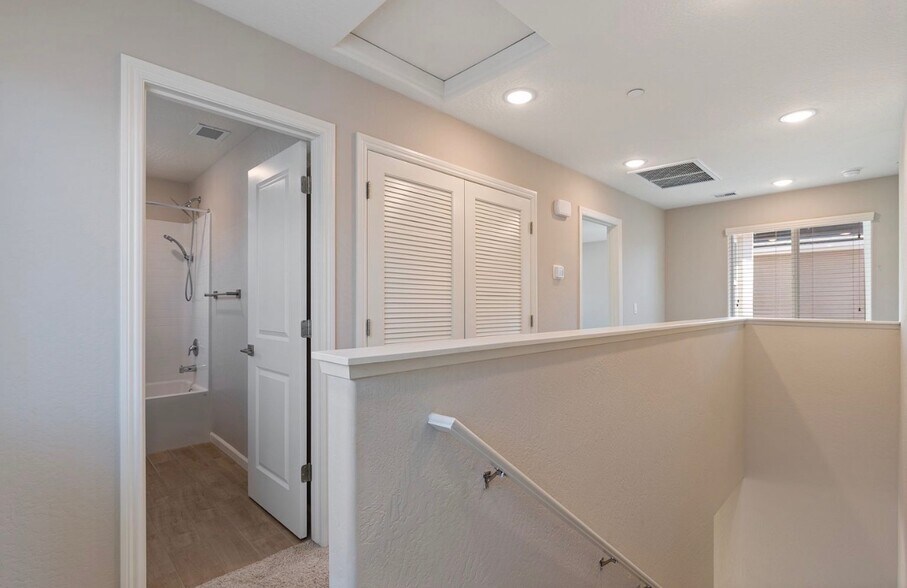 Building Photo - 1109 Royalty Way W