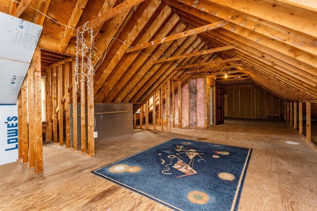 Building Photo - 1719 Centre St W