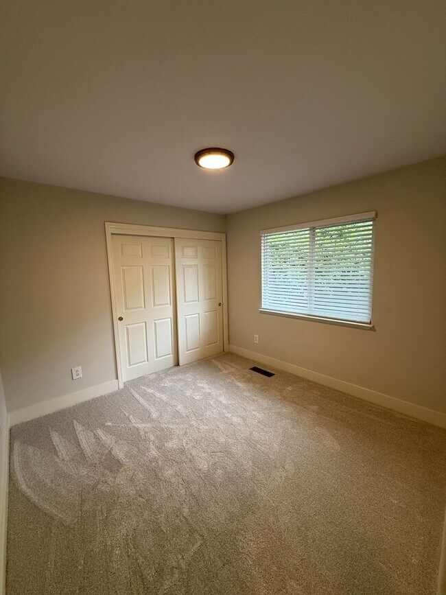 Building Photo - Large Single Level 4 Bedroom 2 Bathroom Home located in Northeast Rohnert Park