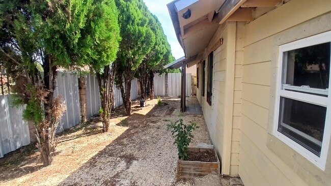 Building Photo - 8205 Glen Shadow Dr