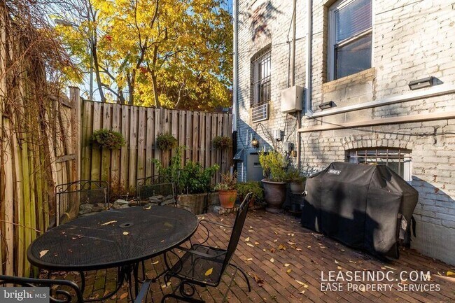 Building Photo - 1020 Fairmont St NW