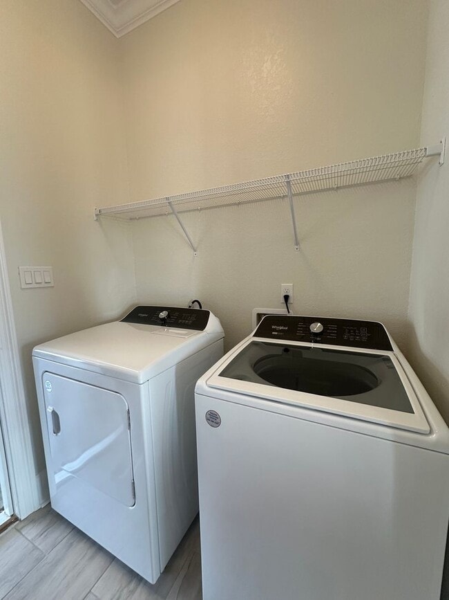 Building Photo - Gorgeous New Contsruction 3 bedroom/2 full...