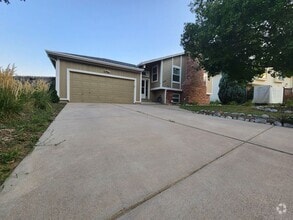 Building Photo - Huge 3 Bed 2 Bath Home With Patio, Deck, a...