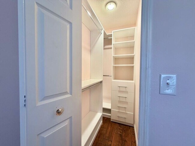 Building Photo - Modern Living Meets Prime Location with this Stunning 4/2!