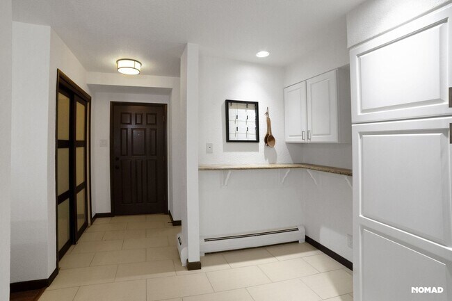 Building Photo - Spacious 4BR Condo in Evergreen
