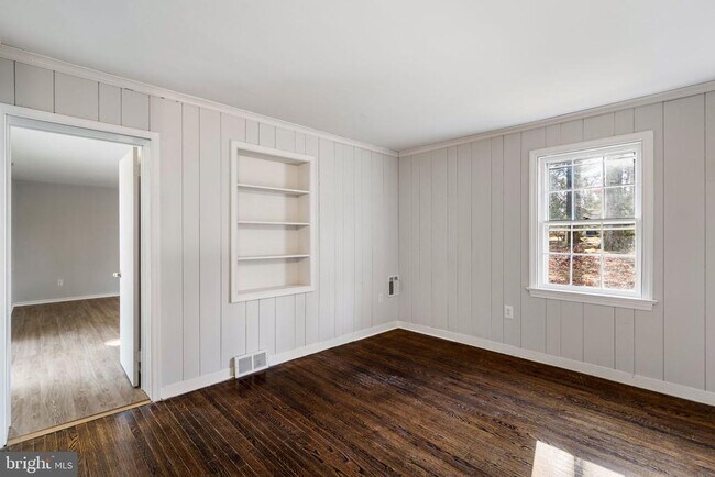 Building Photo - 310 Pine Tree Rd