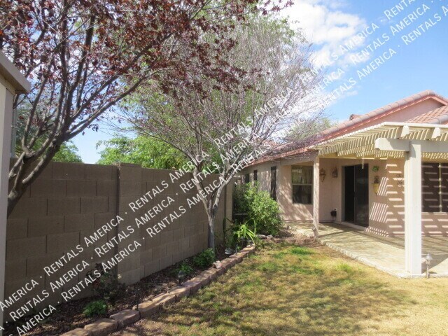 Building Photo - 752 E Rose Marie Ln
