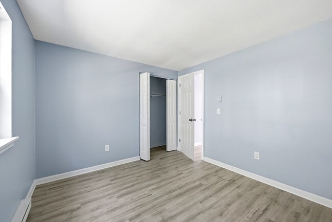 Building Photo - 8 Maple Crest Cir