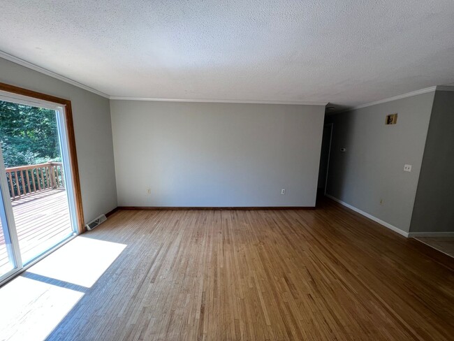 Building Photo - Spacious 3 Bedroom Ranch