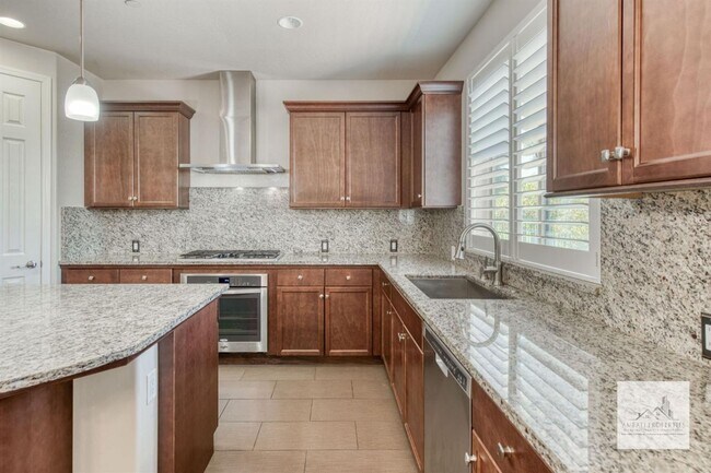 Building Photo - Beautiful 4 bedroom home on the Golf Course!