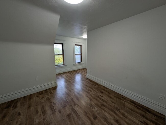 Building Photo - 421 Pine St