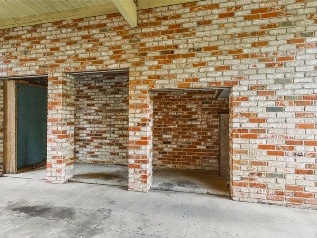 Building Photo - 1863 Bailhache Ave