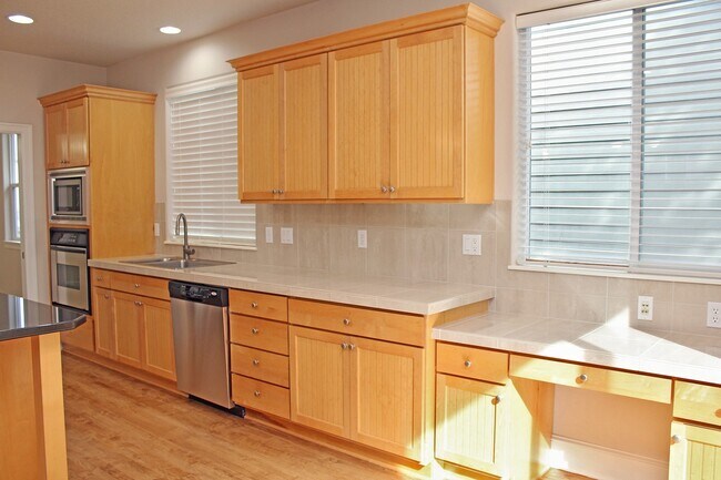 Building Photo - Spacious 4 BDR Legend & Renaissance Constr...