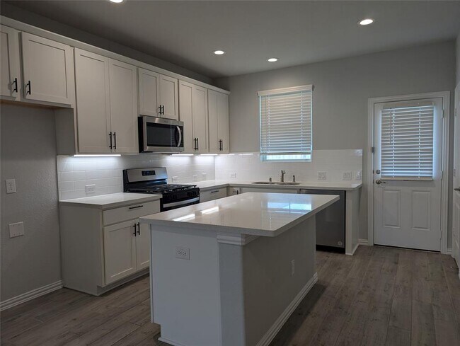 Building Photo - 10323 Birch Peak Dr