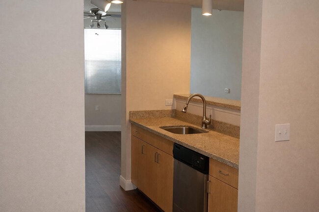 Building Photo - 533 NE 3rd Ave