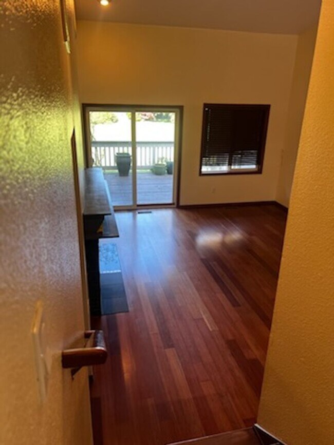 Building Photo - Condo with a golf course view
