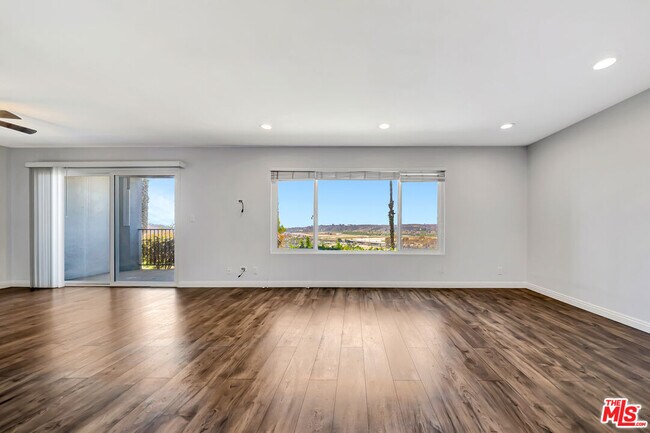 Building Photo - 3606 Vista Rey