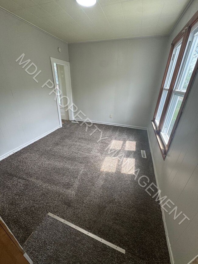 Building Photo - 2 bedroom 1 bathroom w/ additional living ...