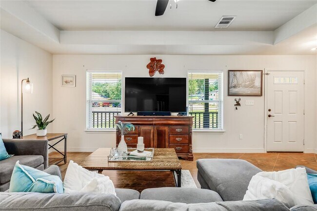 Building Photo - 604 Whispering Hollow Cir