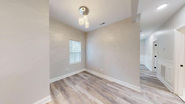 Building Photo - 1379 Roosevelt Pl