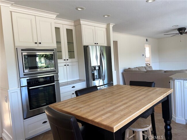 Building Photo - 24822 Via San Fernando