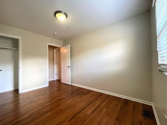 Building Photo - 2575 Olde Hill Ct N