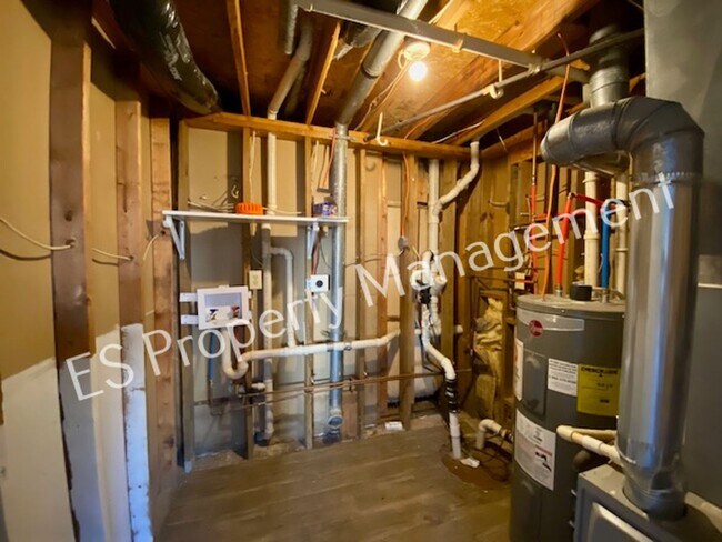 Building Photo - Stunning 4 Bedroom 2 Bathroom Tri-Level Ho...