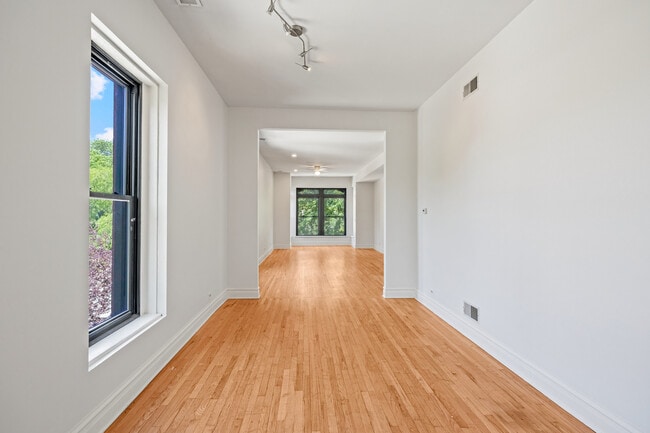 Building Photo - 800 S Loomis St