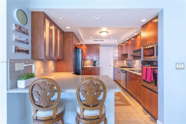 Building Photo - 5055 Collins Ave