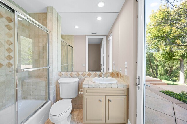 Building Photo - Elegant Dream Escape - Hills of Studio City